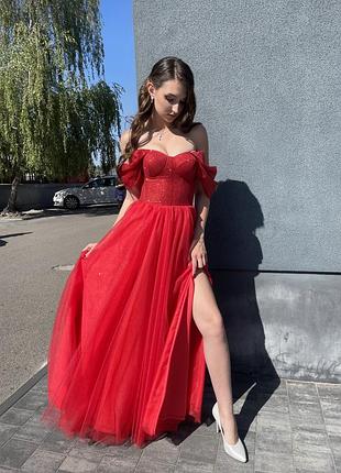 Випускна червона сукня