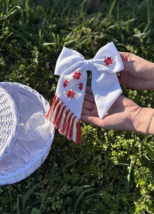 Бант для волосся з ручною вишивкою білий з червоним