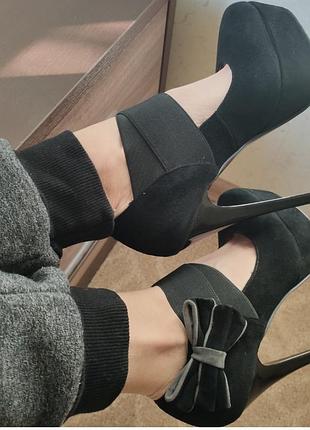 Туфлі чорні з натуральної замші на шпильці