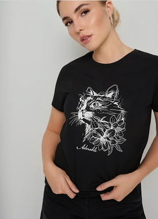 Черная oversize футболка с принтом.