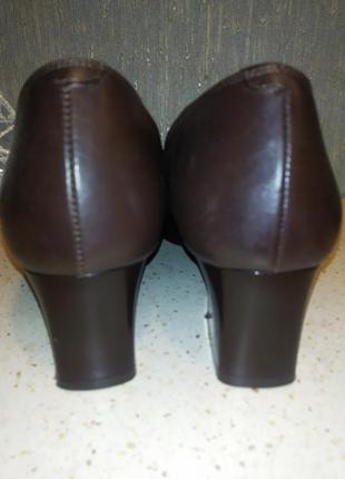 Туфлі на стійкому широкому каблуці з натуральної шкіри шоколадного кольору від k shoes6 фото