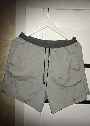 Мужские беговые шорты nike dri-fit flex stride 7' lined серого цвета dq1819-068. eur-m