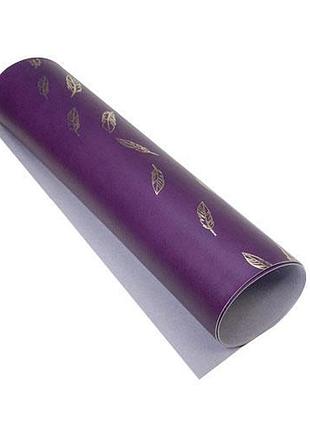 Відріз шкірозамінника з тисненням золотою фольгою, дизайн golden feather violet, 50 см х 25 см