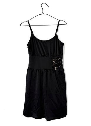 Новое черное атласное платье с пряжками prettylittlething