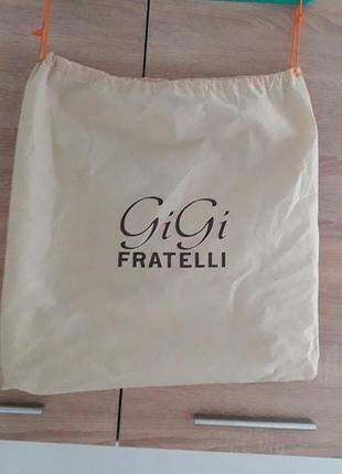 Gigi flatelli
45см× 45см
брютик (мешочек) маэ шнурок для завязывания.
идеальное состояние