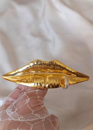 Акцента каблучка губи з пірсингом в стилі schiaparelli