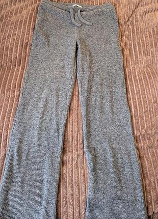 Это женские брюки vuori halo essential wideleg, изготовленные из мягкой ткани dreamknit TM, которые имеют высокую посадку и регулируемый шнурок на поясе.