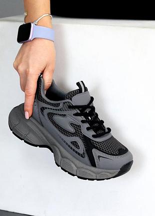 Серые спортивные кроссовки