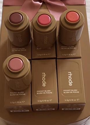 Кремові рум'яна rhode pocket blush у різних відтінках, розроблені для надання обличчю та губам природного атласного кольору