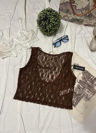 Мереживний топ коричневого кольору від бренду prettylittlething