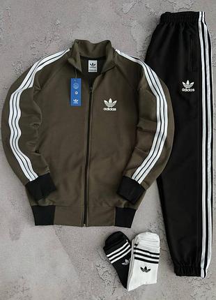 Костюм adidas: кофта-штани
2 пари шкарпеток у подарунок!