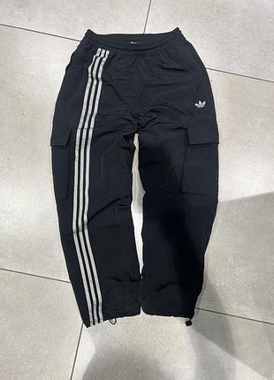 Нейлонові штани adidas s