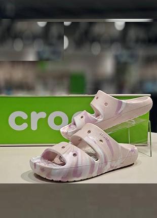 Женские шлепанцы классик crocs classic marbled sandal v2 quiartz/multi