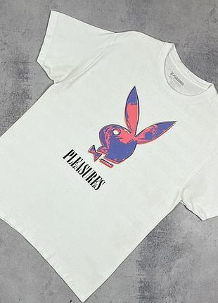 Pleasures playboy чоловіча футболка з великим логотипом розмір l