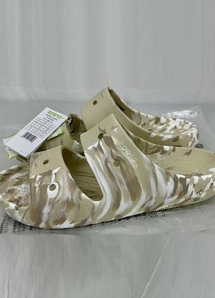 Мужские шлепанцы классик crocs classic marbled sandal v2 bone/multi