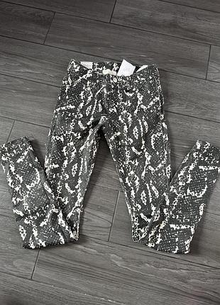 Жіночі джинси в змііний принт від zara