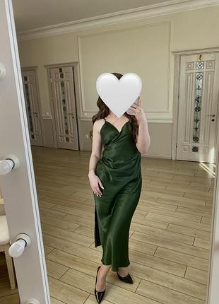 Елегантна атласна сукня zara в розмірі m .