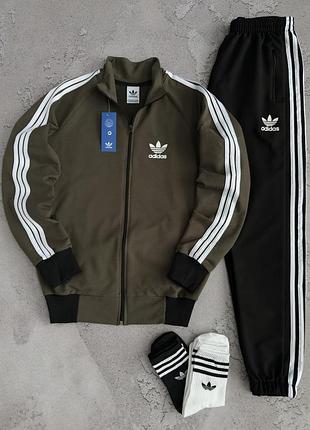 Спортивный костюм adidas: кофта-брюки
2 пары носков в подарок!