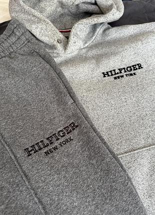 Tommy hilfiger худі “hilfiger new york”, сірий меланж, розмір s (archive fit). вишивка на грудях, фірмова смужка на капюшоні. оригінал