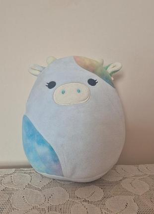 Игрушка коровка каедия от squishmallows.