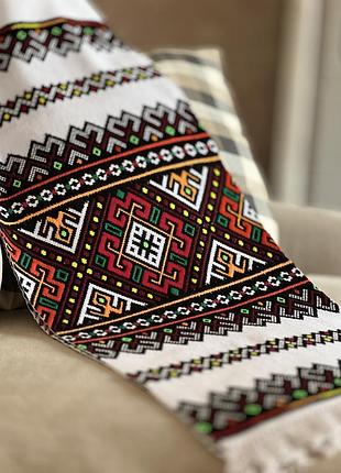 Вишитий рушник в техніці низинка, ручна робота.
