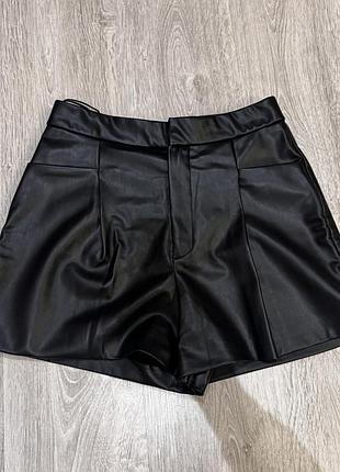 Кожані шорти від zara. стан добрий . розмір м