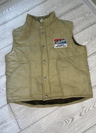 На изображении представлена винтажная жилетка gabriel winner 1980 indy "500