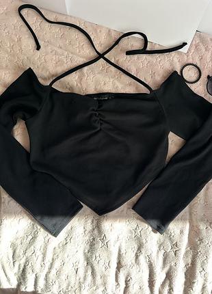 Топ з відкритими плечима і зав'язками представлений брендом prettylittlething.