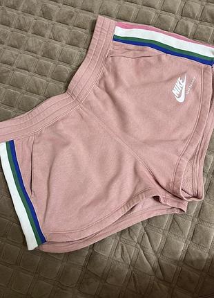 Жіночі шорти nike