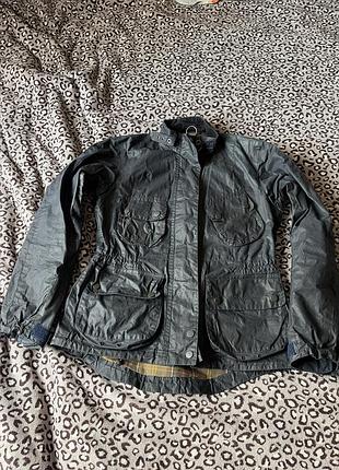Barbour ващена жіноча куртка чорного кольору ,подвійна блискавка ,багато карманів,рукав на ліпучці ,