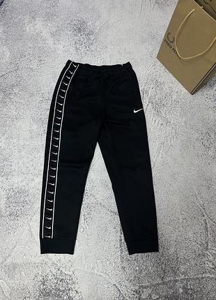 Чорні штани nike на лампасах