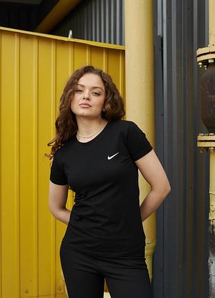 Футболка женская базовая черная с лого nike