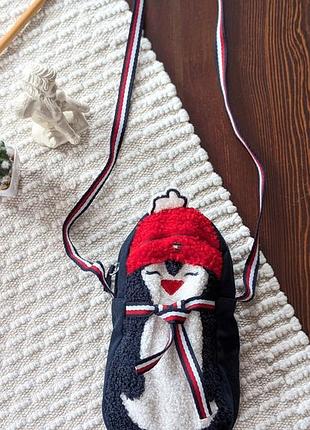 Плюшевая сумка через плечо (crossbody) в форме пингвина, от бренда tommy hilfiger.