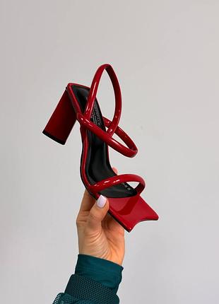 Трендовые красные босоножки на каблуке