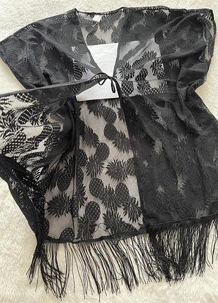 Мереживна пляжна накидка-туніка з принтом ананасів та бахромою по нижньому краю.