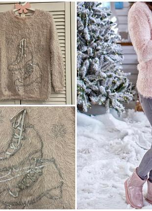 Новорічний святковий пухнастий светр з ковзанами і сніжинками