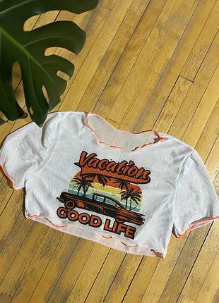 Жіночий білий кроп-топ із принтом у сіточку vacation good life, яскравий і літній для неформальних образів.