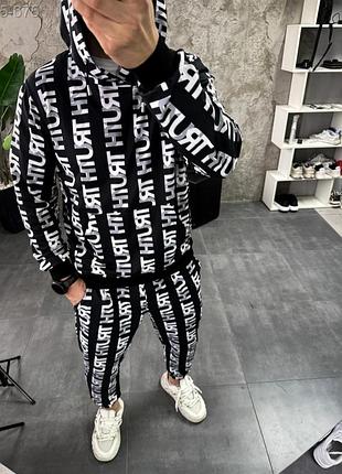Мужской спортивный костюм