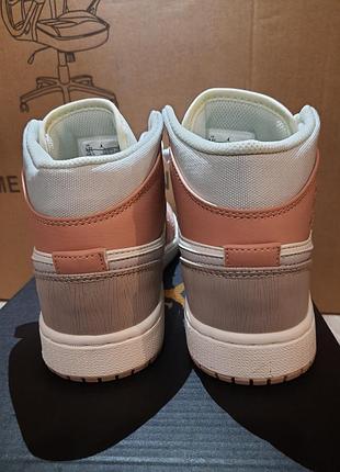 Шикарні жіночі кросівки nike air blue jordan 1 retro high beige3 фото