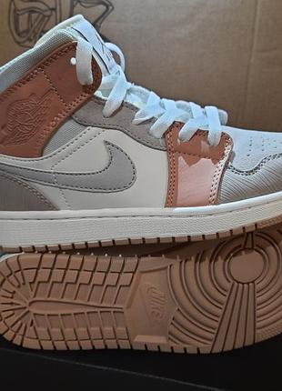 Шикарні жіночі кросівки nike air blue jordan 1 retro high beige4 фото