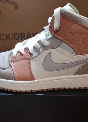 Шикарні жіночі кросівки nike air blue jordan 1 retro high beige6 фото