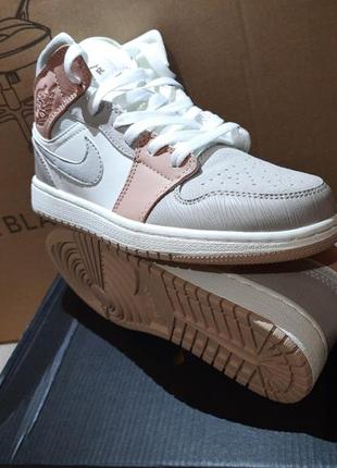Шикарні жіночі кросівки nike air blue jordan 1 retro high beige8 фото