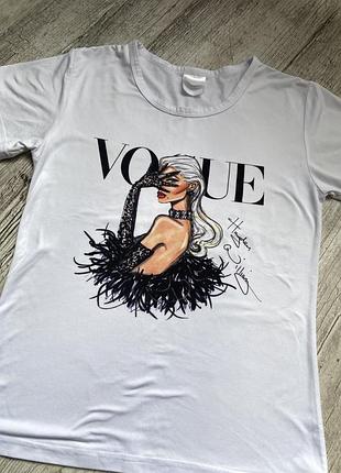 Жіноча біла футболка з принтом vogue розмір xs/s
