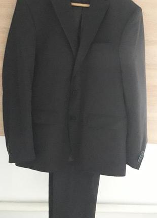 Charles  vogele
42/xl/50
классический мужской черный в тоненькую полоску костюм ( пиджак, брюки, бабочка)

идеальное состояние ( состояние нового)