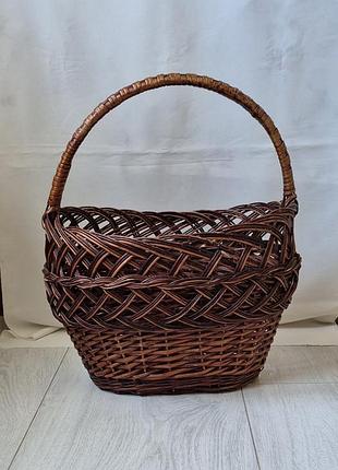 Корзина плетеная вручную из натуральной лозы&nbsp;с ажурным дизайном.
