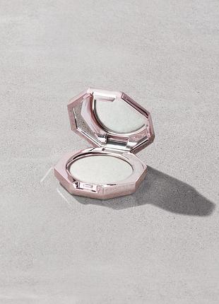 Міні-хайлайтер fenty beauty diamond bomb all-over diamond veil how many carats?!