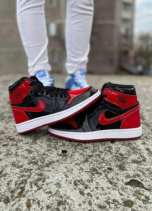 Кроссовки женские черно-красные nike air jordan 1 retro high og patent bred