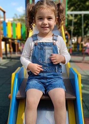Полукомбинезон джинсовый на девочку nutmeg 4-5 лет