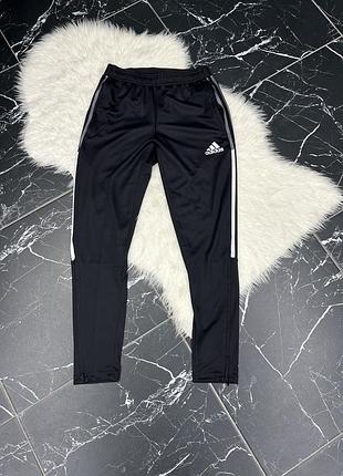 Чорні спортивні штани — це модель adidas essential joggers, які вирізняються звуженим кроєм та фірмовими смужками