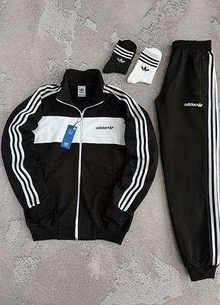 Костюм adidas: кофта штани
2 пари шкарпеток у подарунок!